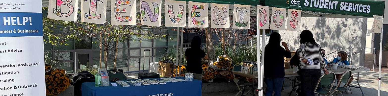 image of a welcome table with a "bienvenidos" sign