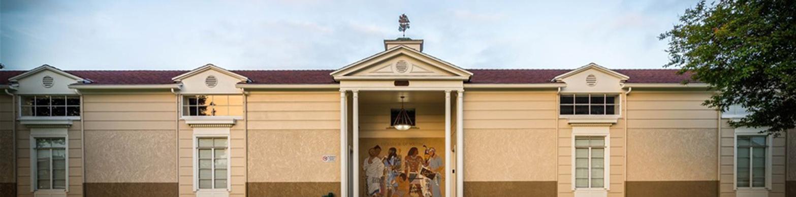 Image of museum facade in style of buidling from antiquity