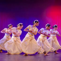 Dancers looking right 